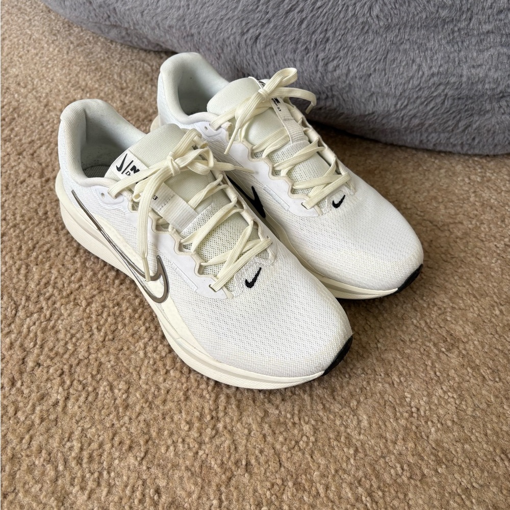 Nike Women's Running Sneakers - Picture 2 of 4